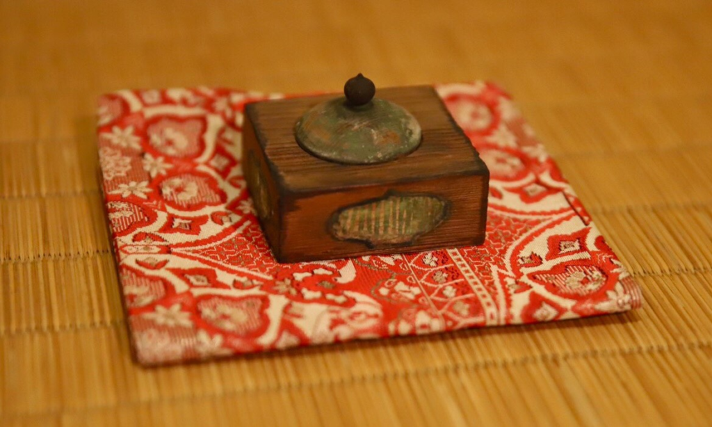 奈良　nara 三五夜　隠れ家　茶室　にじり口　月釜　茶会　茶席　茶道　抹茶　濃茶　薄茶　続き薄　蓮　ハス　蓮華　荷葉　蓮台　いけばな　生け花　水揚げ　床の間　床花　待合　ロータス　lotus　切り絵　切り絵作品　切り絵作家　石賀直之　扇　扇面賞　鷹　JR奈良駅　徒歩　2分　三網田　白蓮　霊山寺　生駒聖天　古材　香合